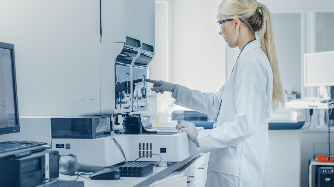 Das Bild zeigt eine junge Wissenschaftlerin bei der Arbeit im Labor.